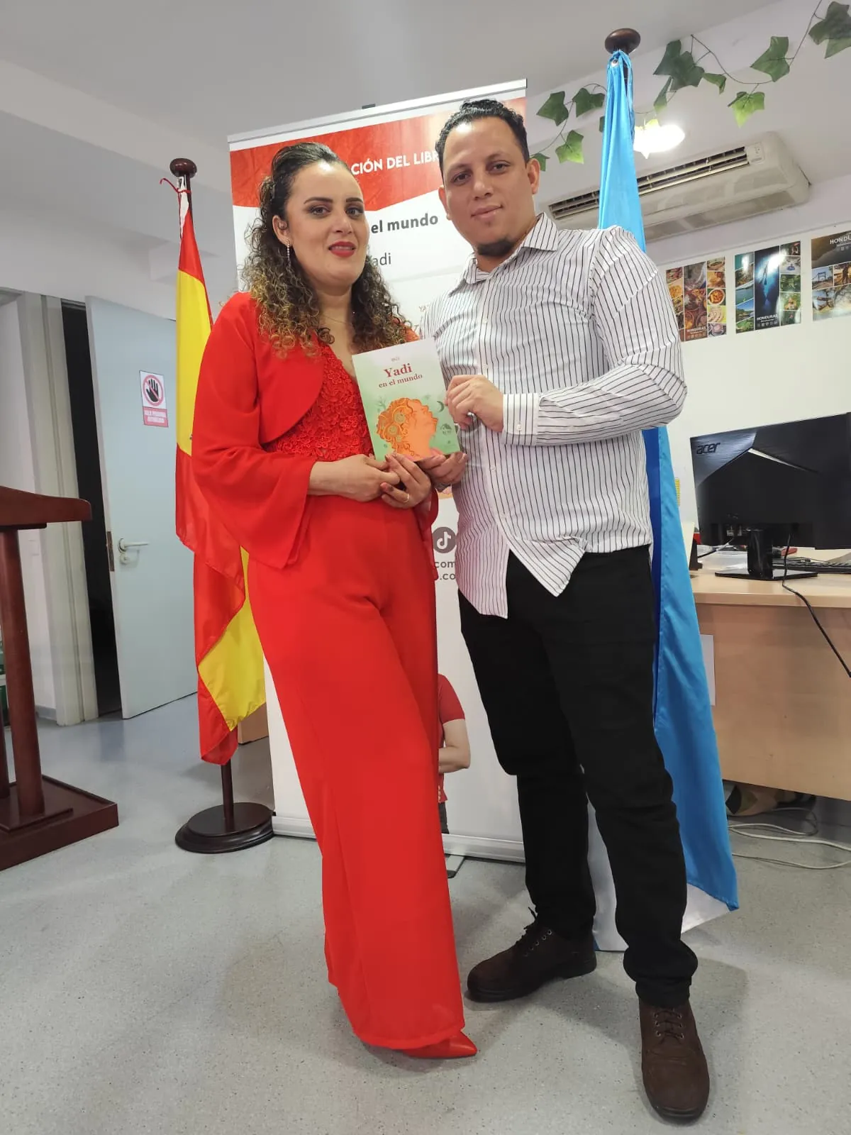 Yadi Villanueva junto a un invitado durante la presentación de su libro en el Consulado General de Honduras