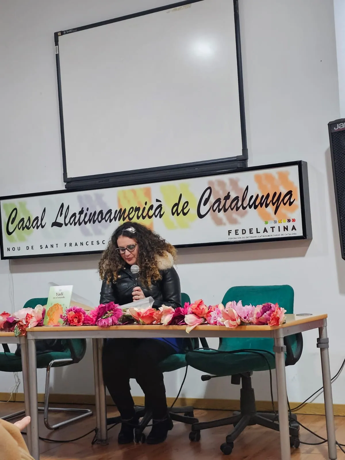 Yadi Villanueva leyendo un fragmento de Yadi en el Mundo en el Casal Llatinoamericà de Catalunya, FEDELATINA