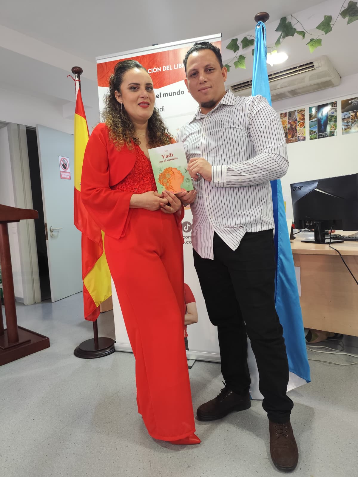 Yadi Villanueva junto a un invitado durante la presentación de su libro en el Consulado General de Honduras