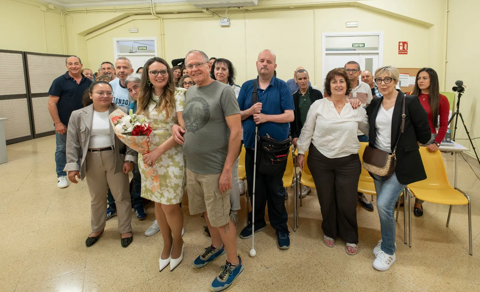 Yadi Villanueva junto al público al finalizar la presentación de su libro en Tarragona