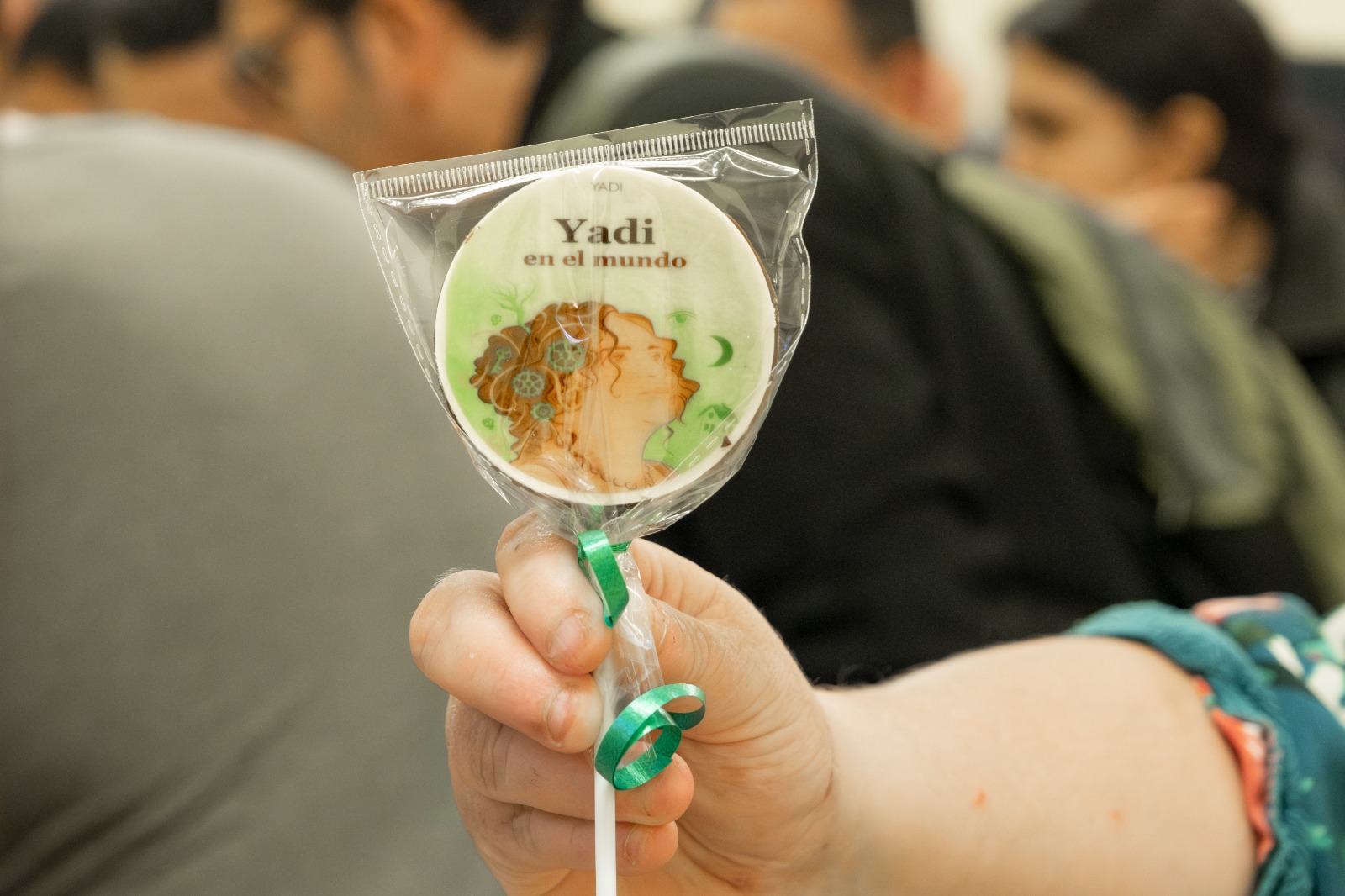 Detalle conmemorativo de Yadi en el Mundo entregado a los asistentes