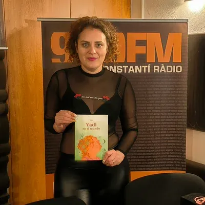 Yadi con su libro en el estudio de Constantí Ràdio