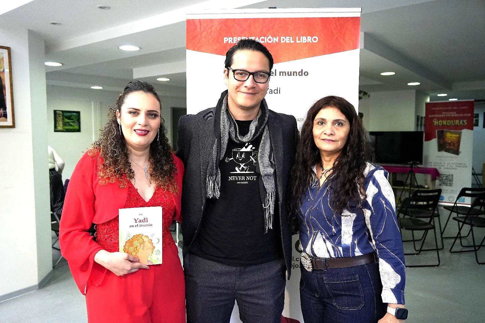 Yadi Villanueva acompañada por dos invitados en la presentación de su libro en el Consulado de Honduras