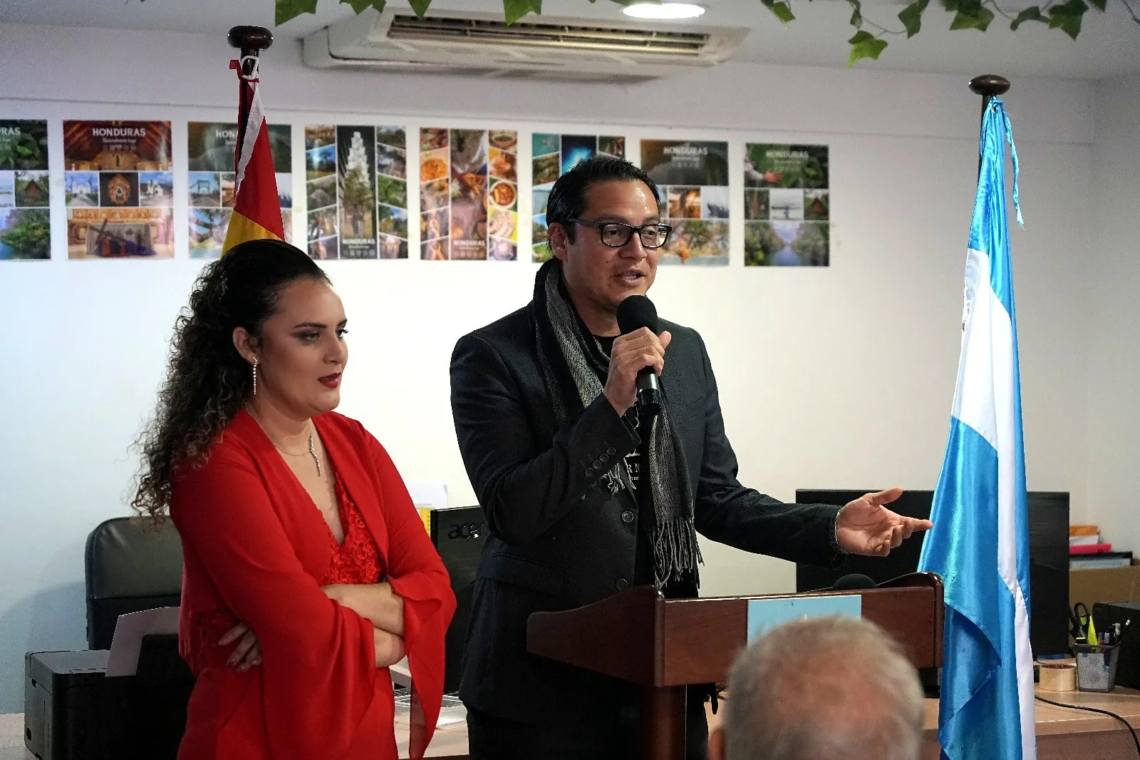 Representante del Consulado General de Honduras presentando a Yadi Villanueva y su libro