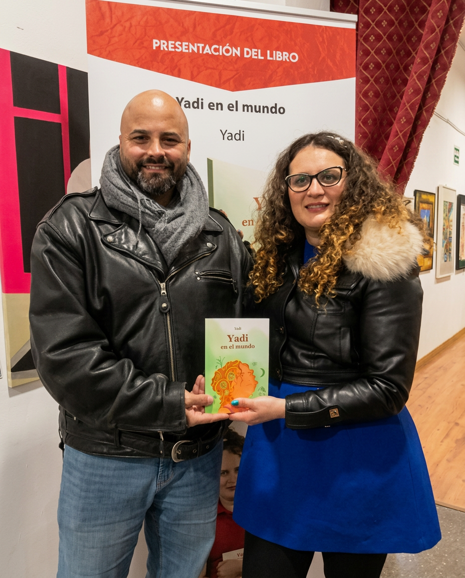 Yadi entregando su libro en la presentación oficial