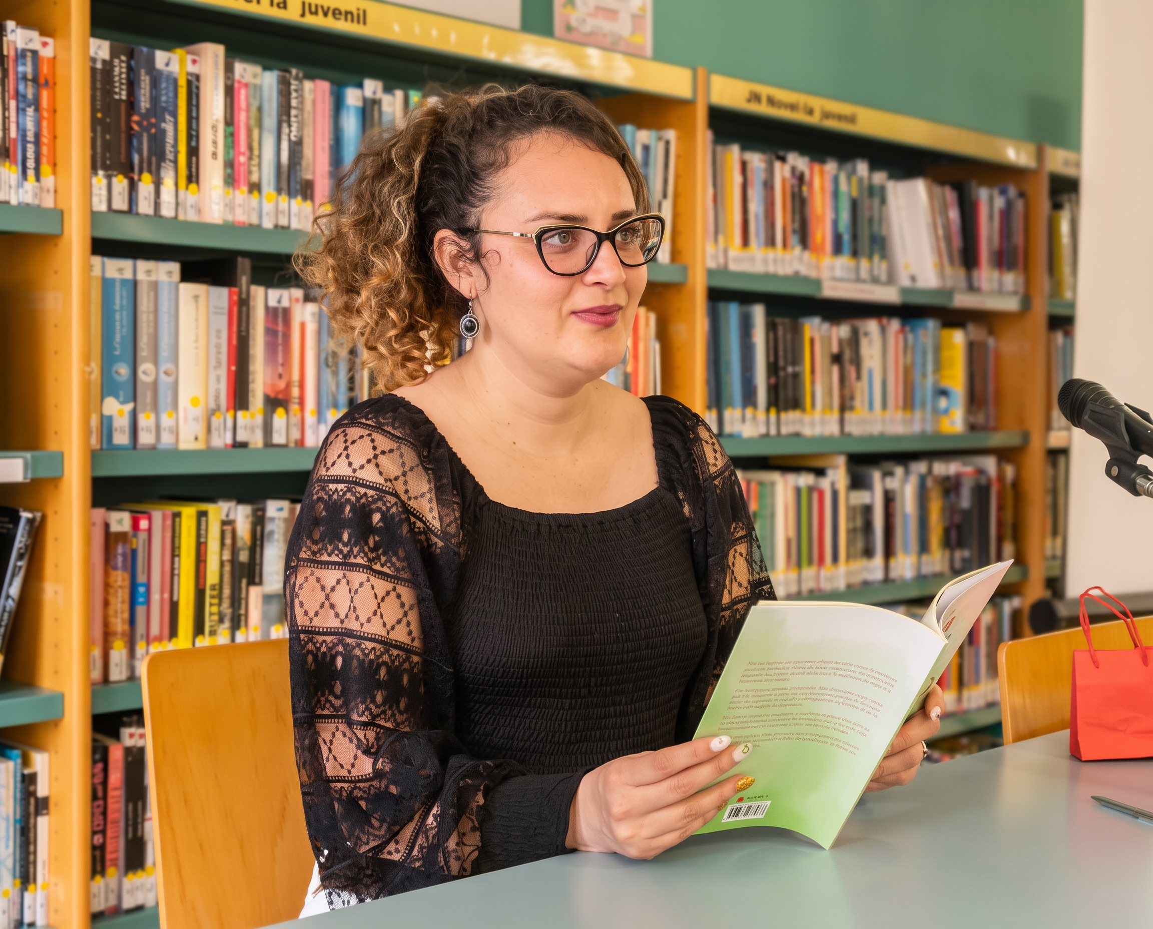 Yadi leyendo un fragmento de su libro durante la presentación