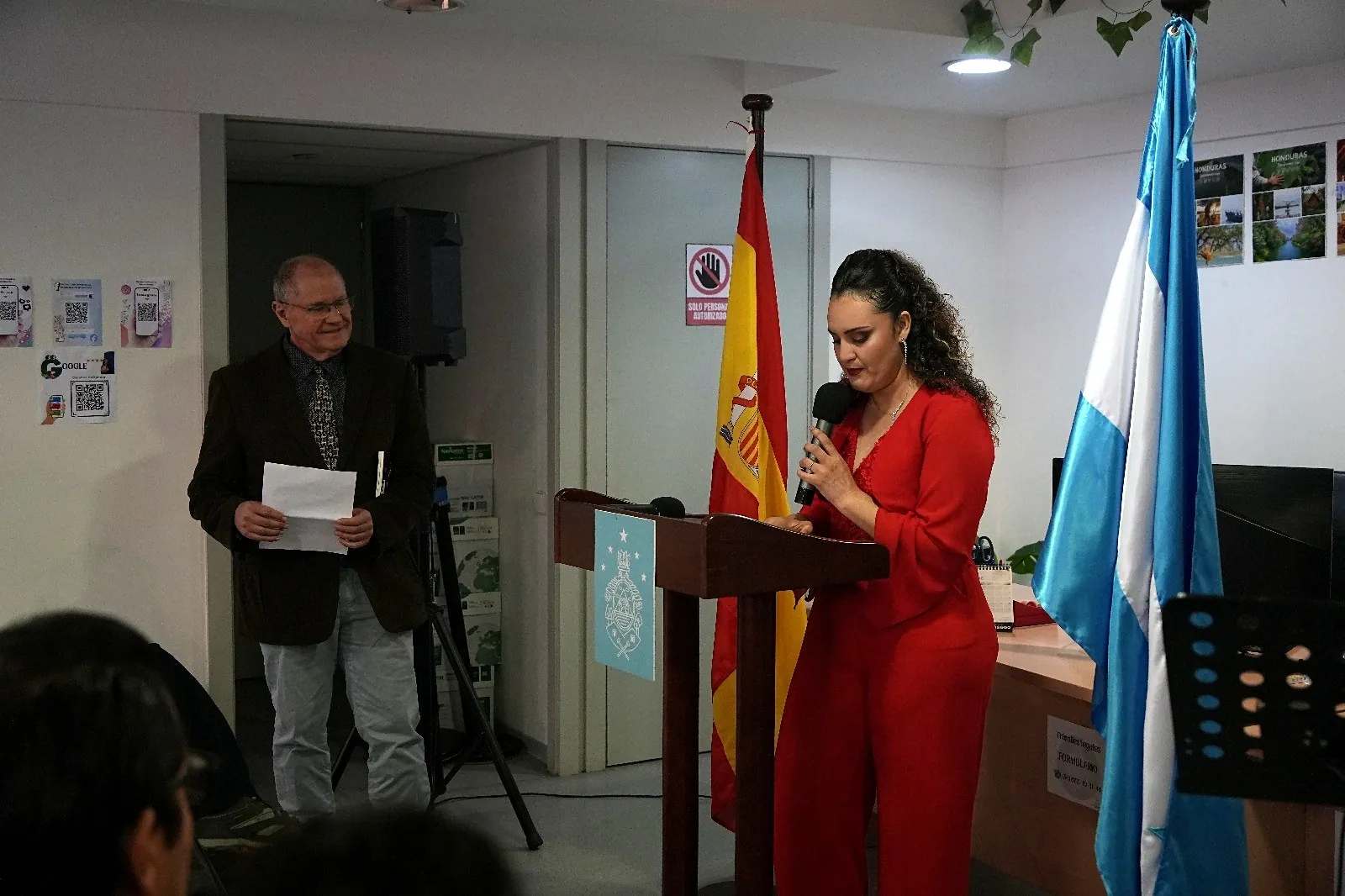 Yadi Villanueva leyendo ante el público en el Consulado General de Honduras en Barcelona