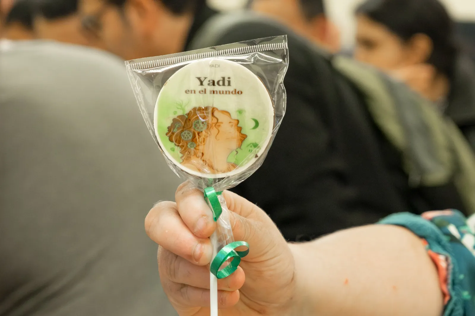 Detalle conmemorativo de Yadi en el Mundo entregado a los asistentes
