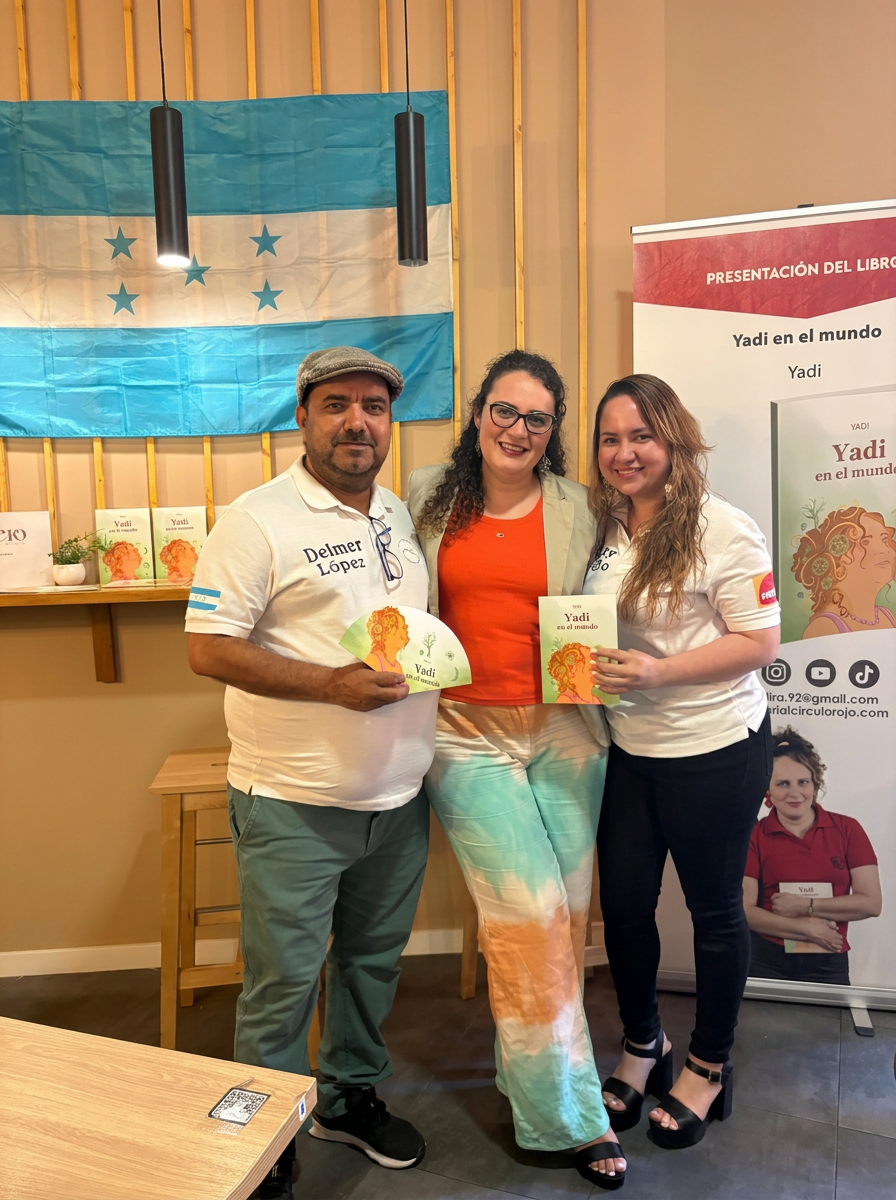 Yadi con lectores junto a la bandera de Honduras