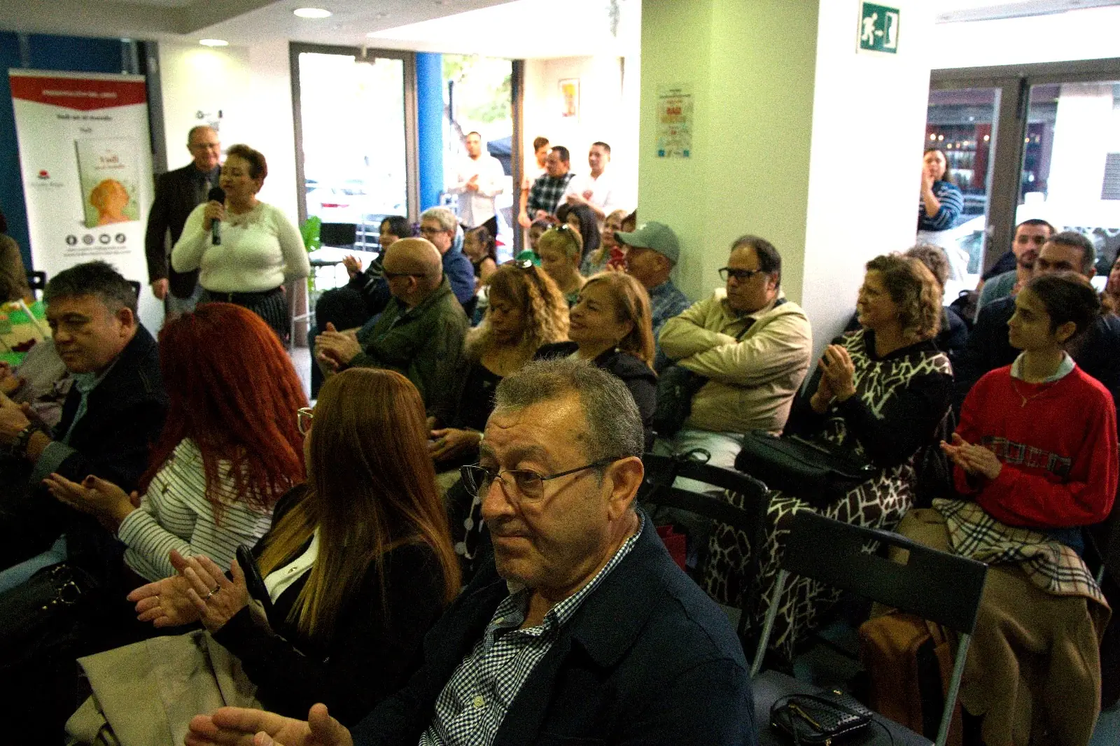 Público aplaudiendo durante la presentación de Yadi en el mundo en el Consulado de Honduras