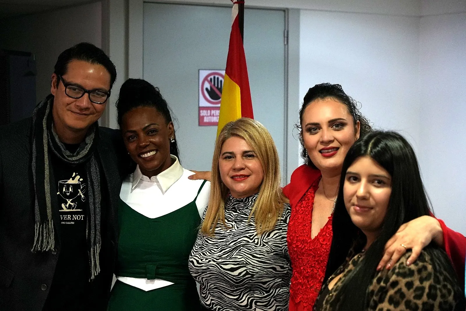 Yadi Villanueva junto a invitados al finalizar la presentación en el Consulado de Honduras