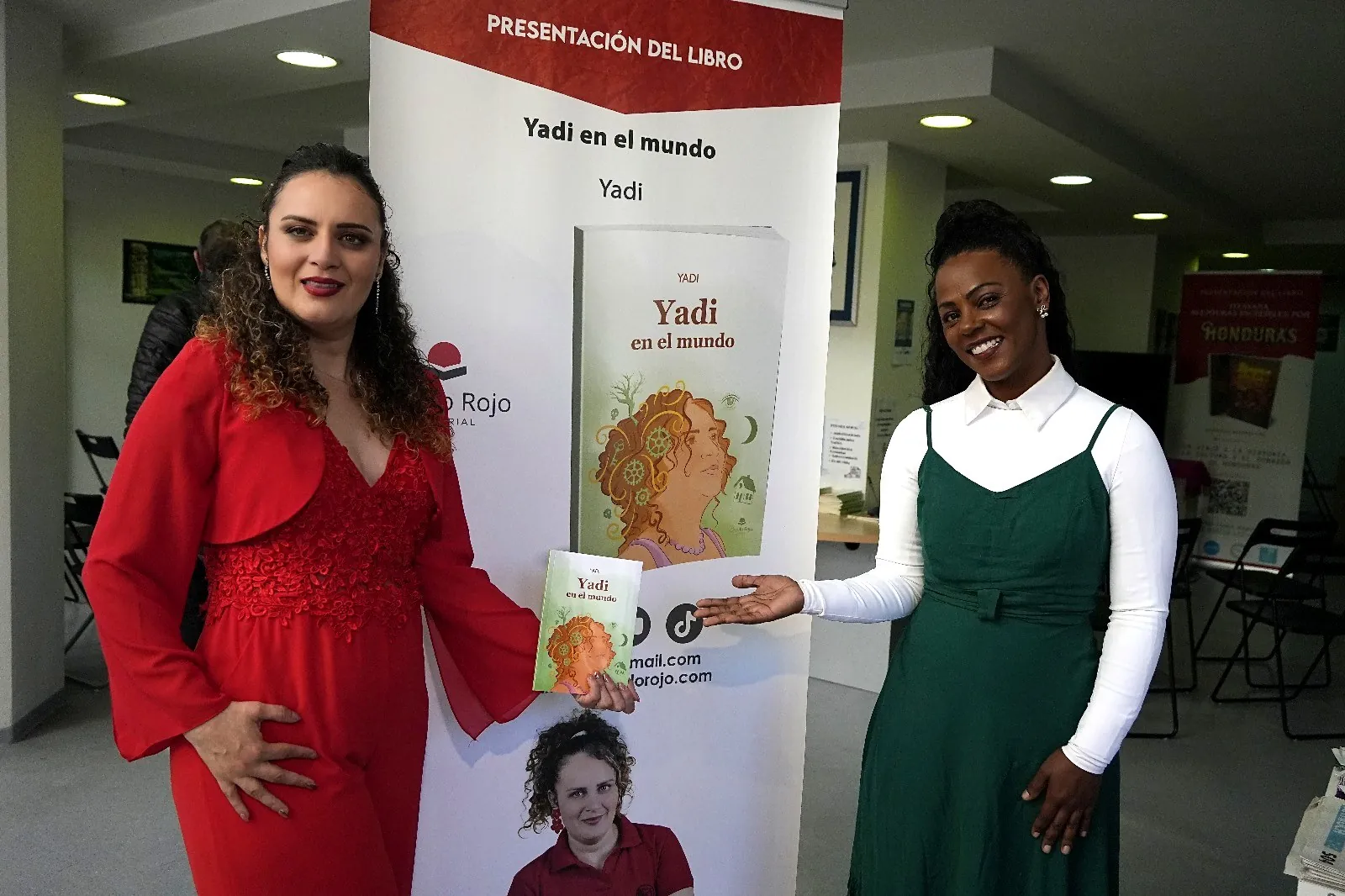 Yadi Villanueva y una asistente presentando el libro Yadi en el mundo en el Consulado de Honduras