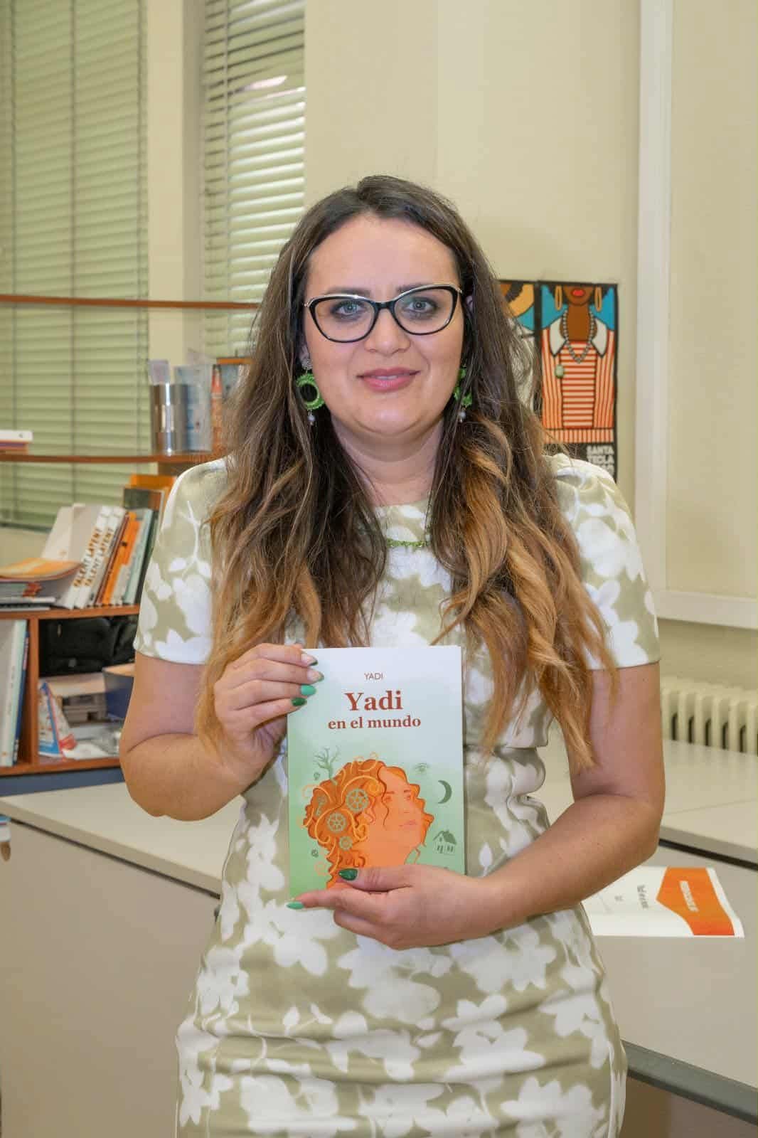 Yadi Villanueva con su libro durante la primera presentación en Tarragona en 2025