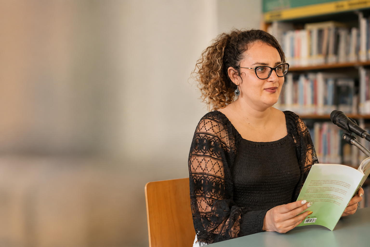 Yadi durante una presentación literaria en biblioteca