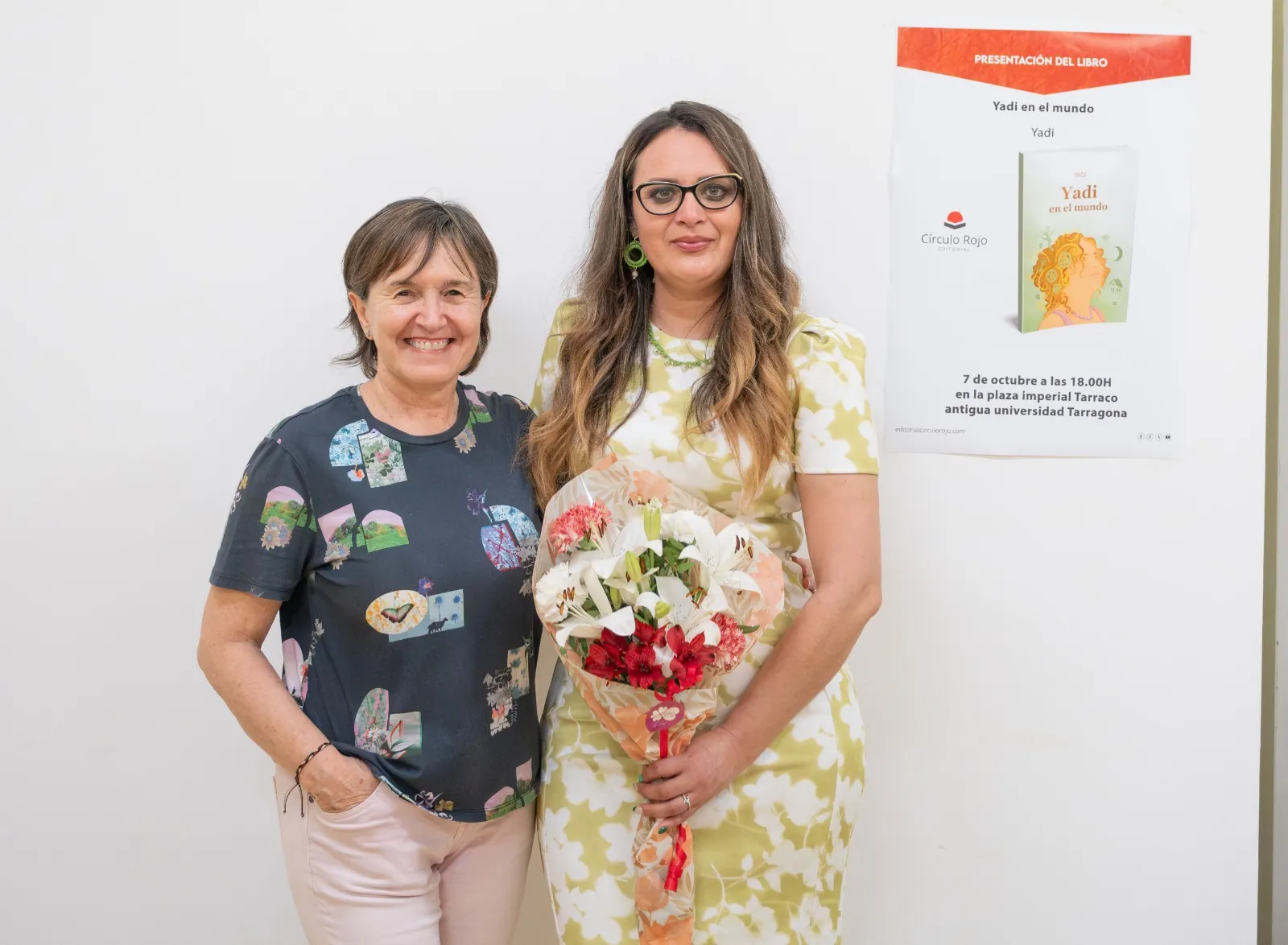 Yadi Villanueva con una asistente y su ramo de flores en Tarragona
