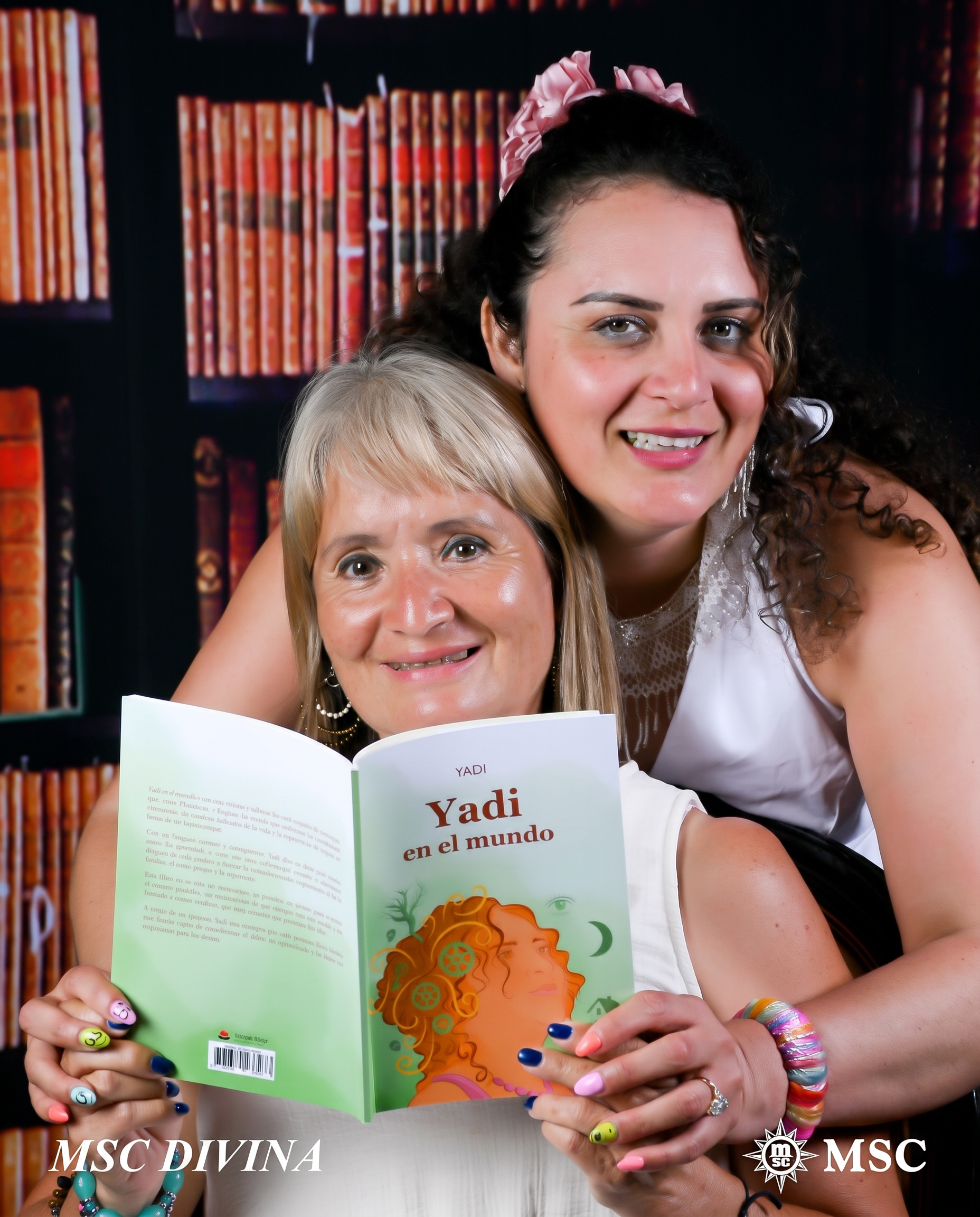 Yadi con una lectora mostrando el libro abierto