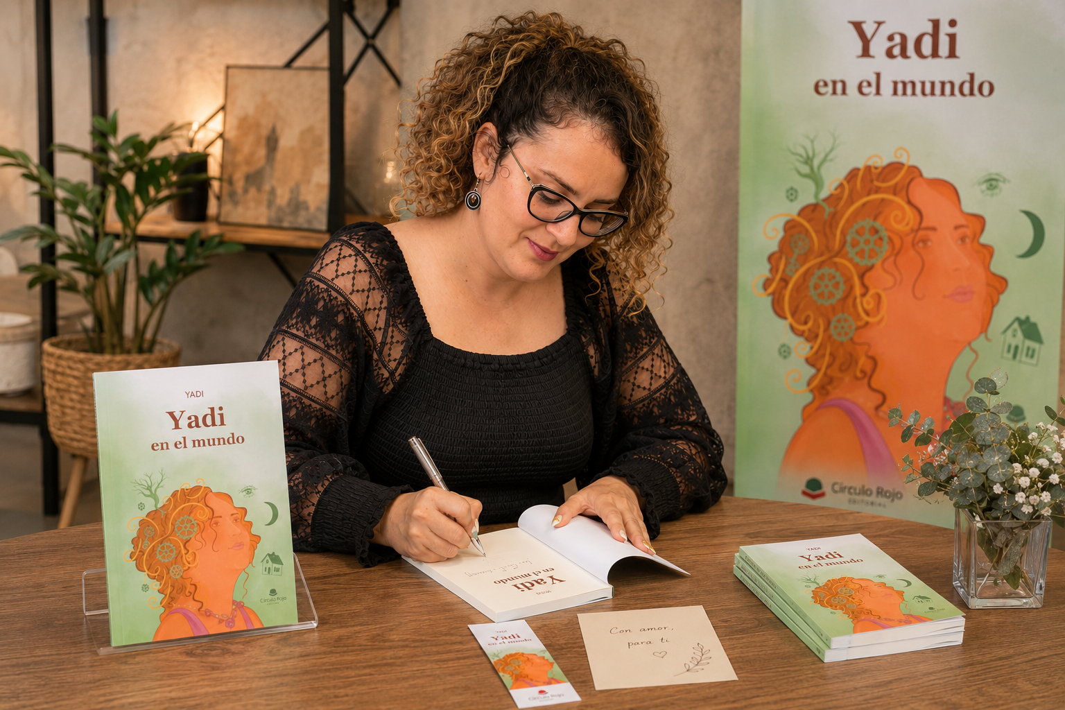 Yadi firmando un ejemplar de su libro Yadi en el Mundo