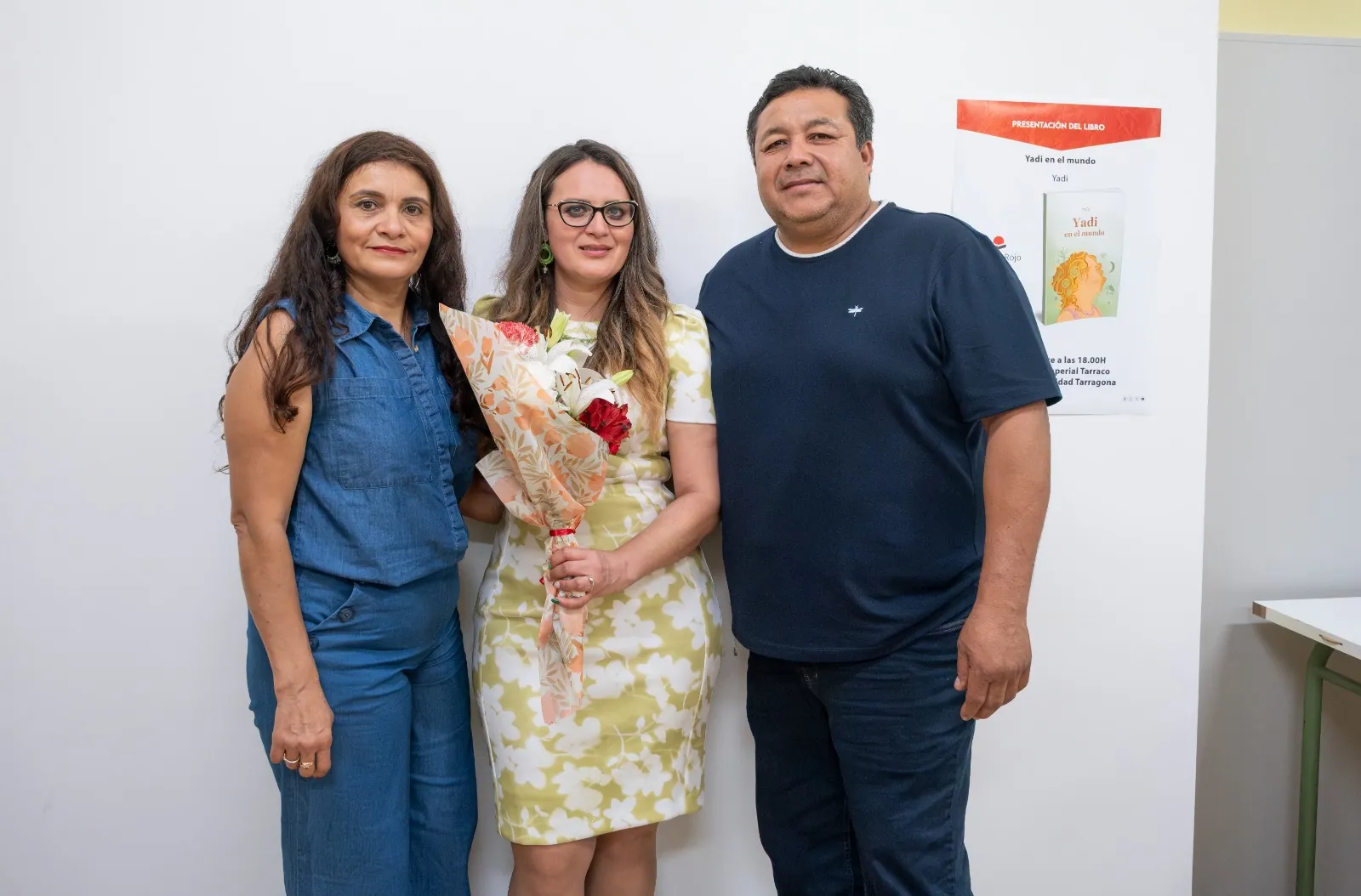 Yadi Villanueva con invitados en la presentación de su libro en Tarragona
