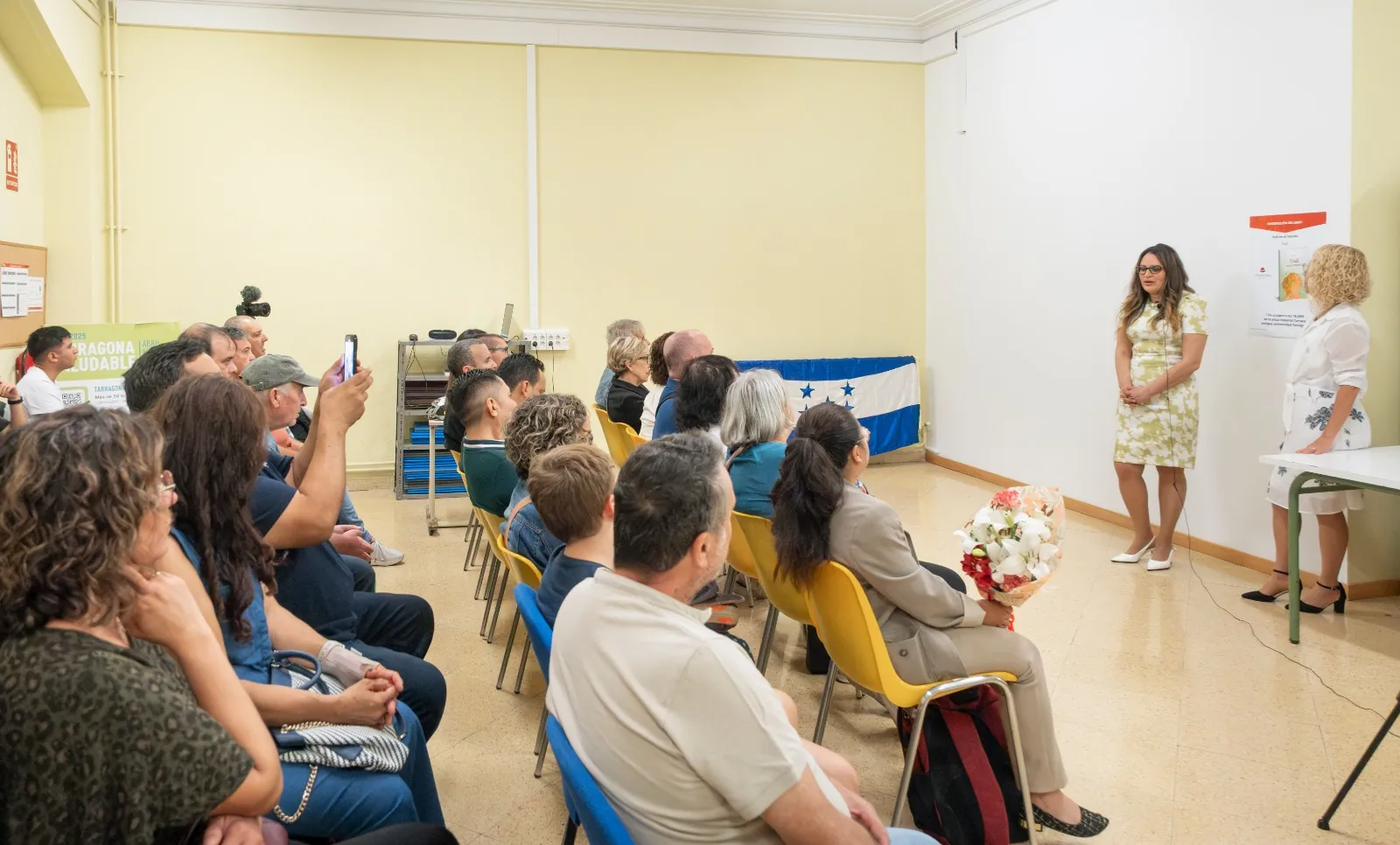 Público reunido en la primera presentación de Yadi en el mundo en Tarragona