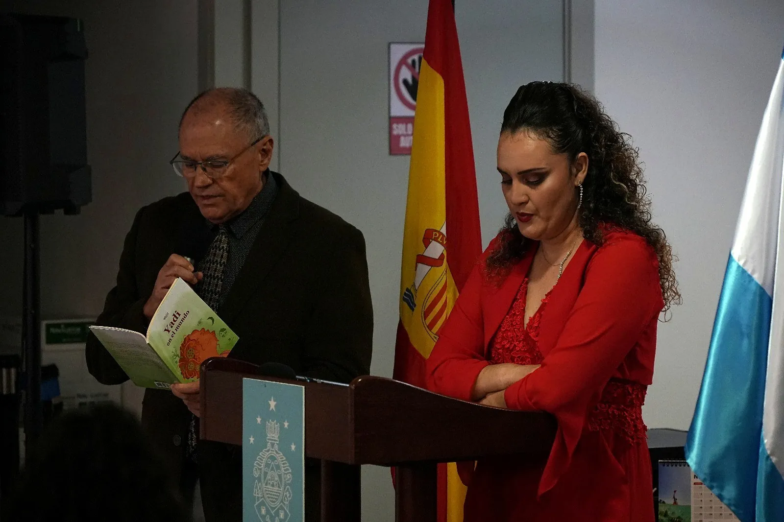 Lectura de un fragmento de Yadi en el mundo durante la presentación en el Consulado de Honduras