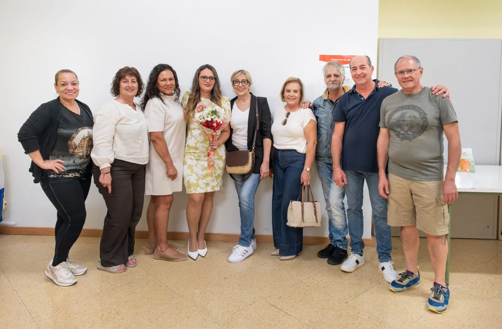 Yadi Villanueva junto a un grupo de asistentes a la presentación de su libro