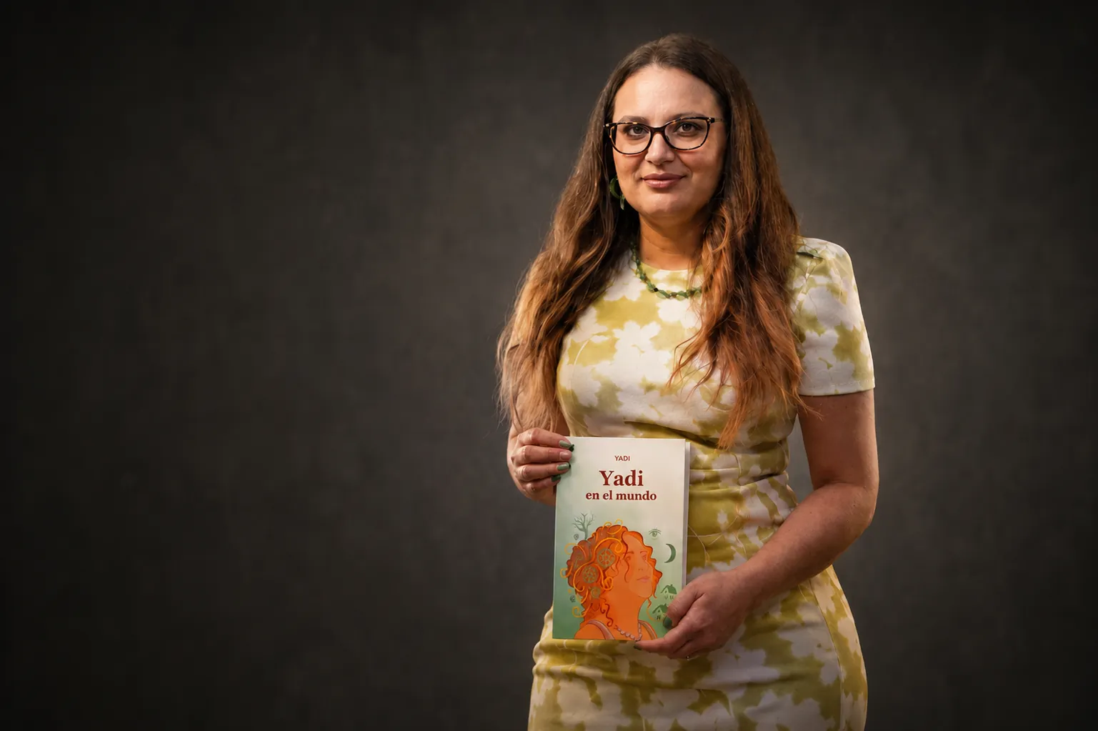 Yadi Villanueva sosteniendo su libro “Yadi en el Mundo”