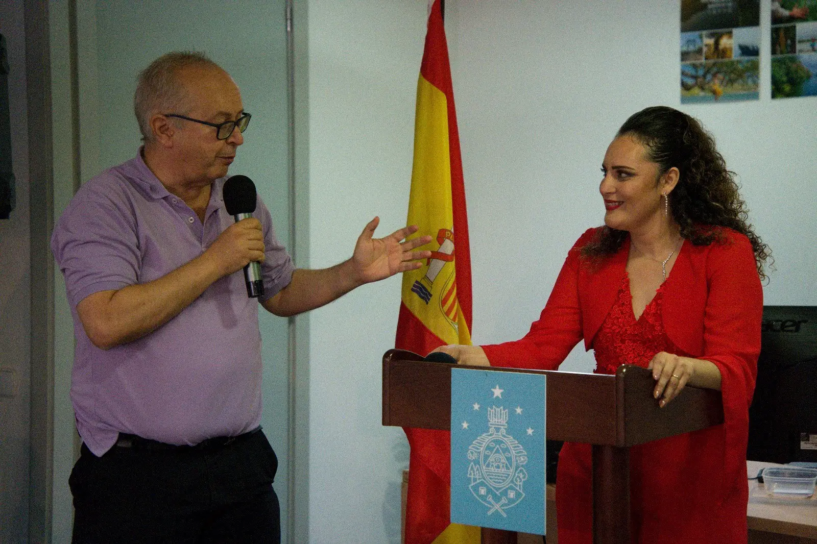 Presentador dialogando con Yadi Villanueva durante la presentación del libro en el Consulado de Honduras