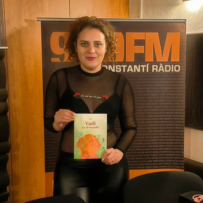 Yadi con su libro en el estudio de Constantí Ràdio
