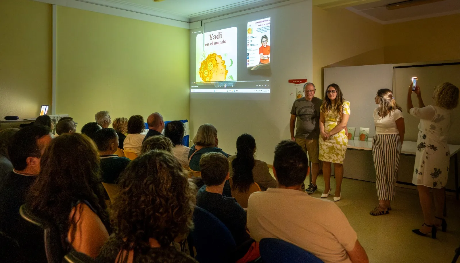 Yadi junto al público durante la presentación de su libro
