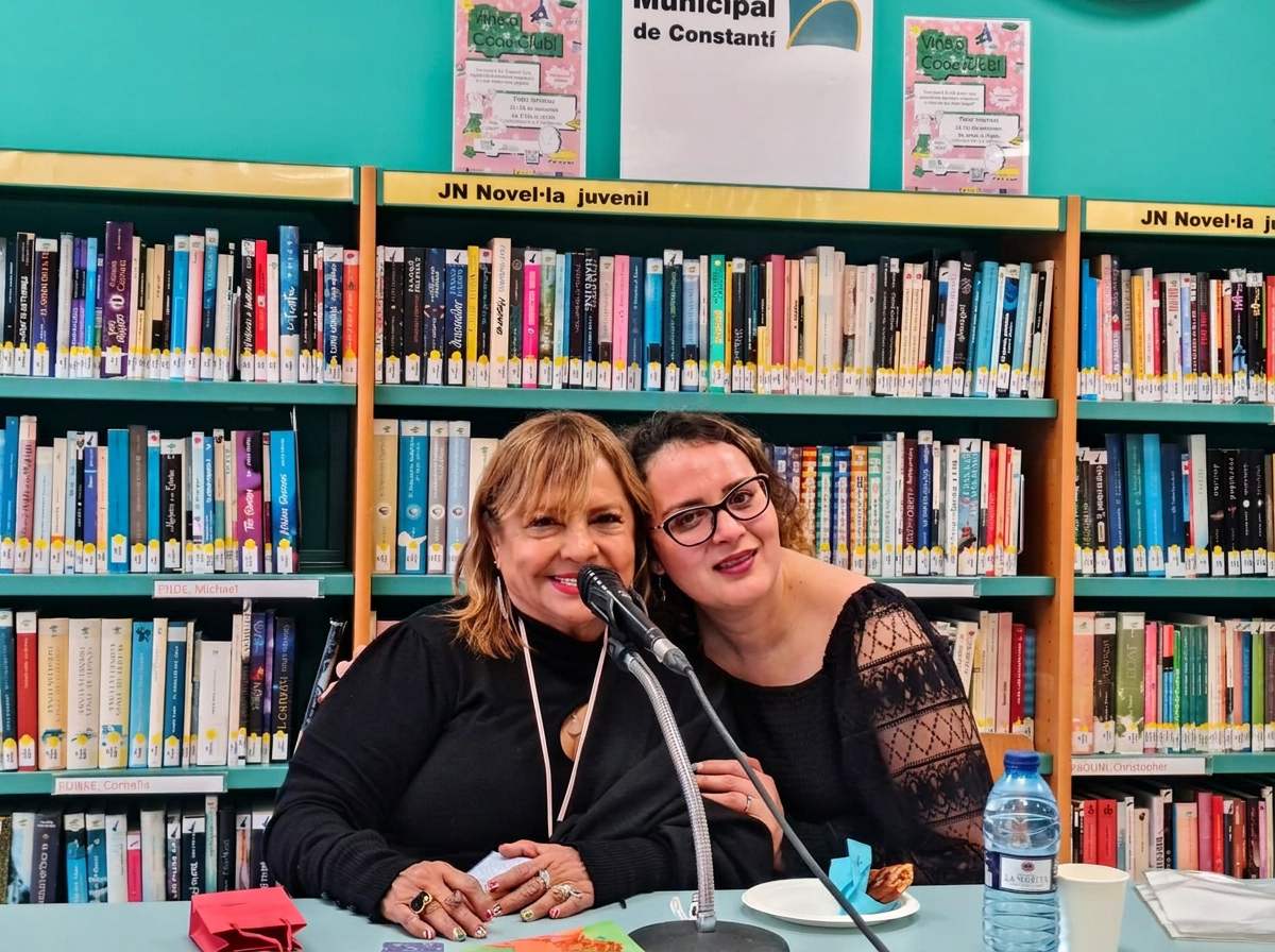 Yadi durante una charla en la biblioteca municipal