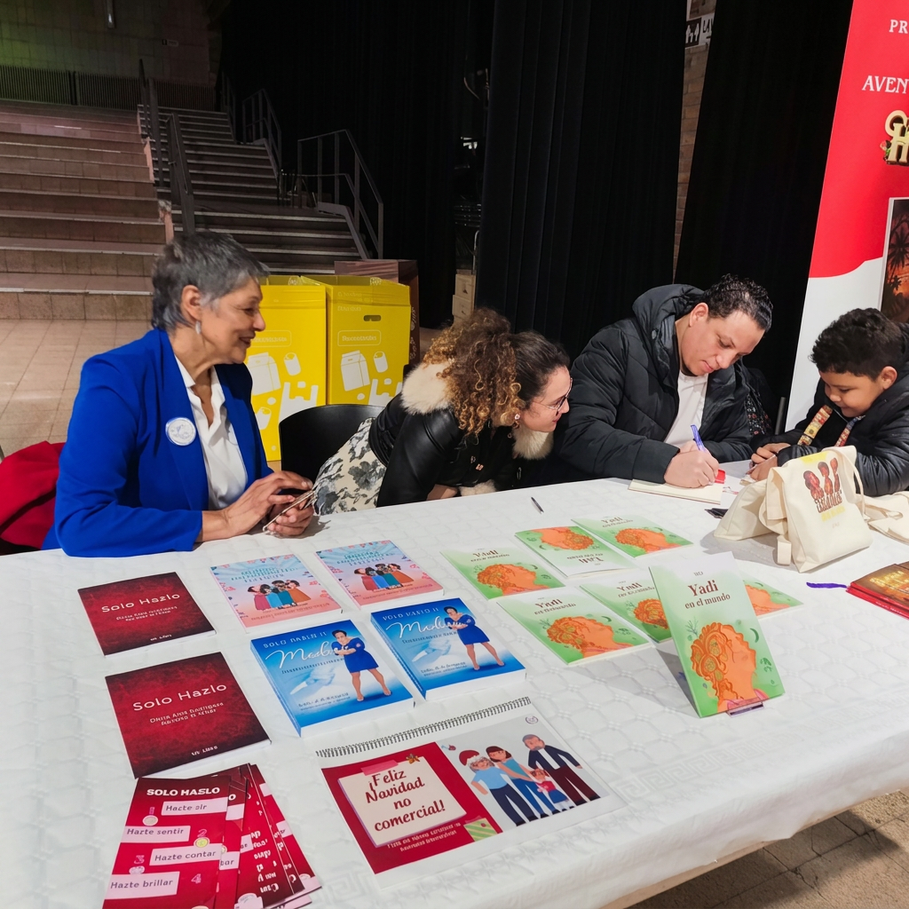 Yadi firmando ejemplares en una feria del libro