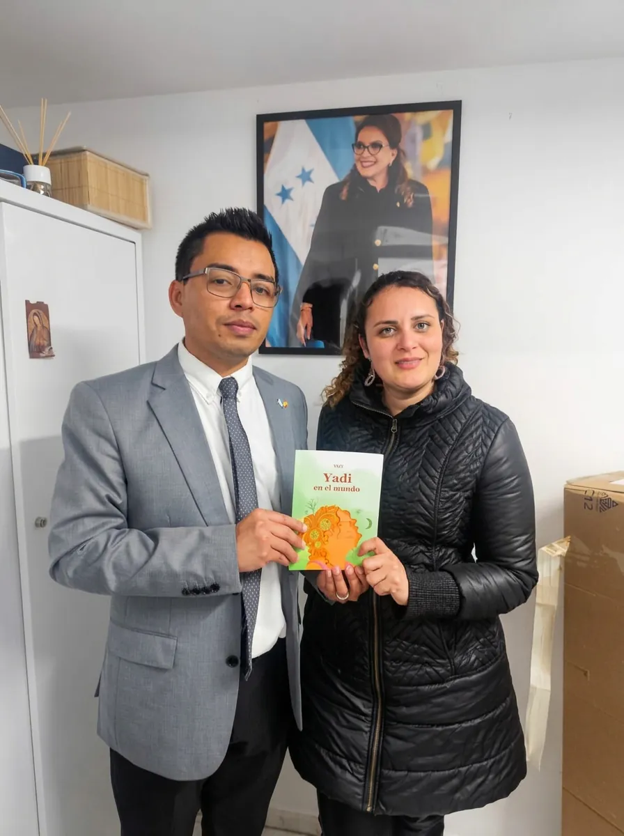 Entrega del libro en el consulado de Honduras
