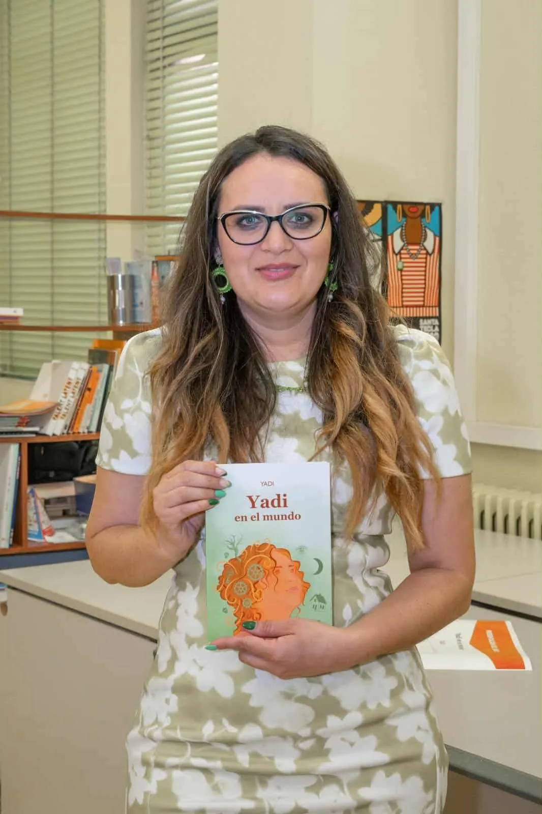 Yadi Villanueva con su libro durante la primera presentación en Tarragona en 2025