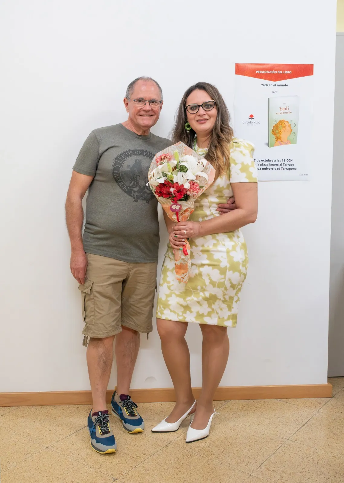 Yadi Villanueva con un ramo de flores tras presentar su libro en Tarragona