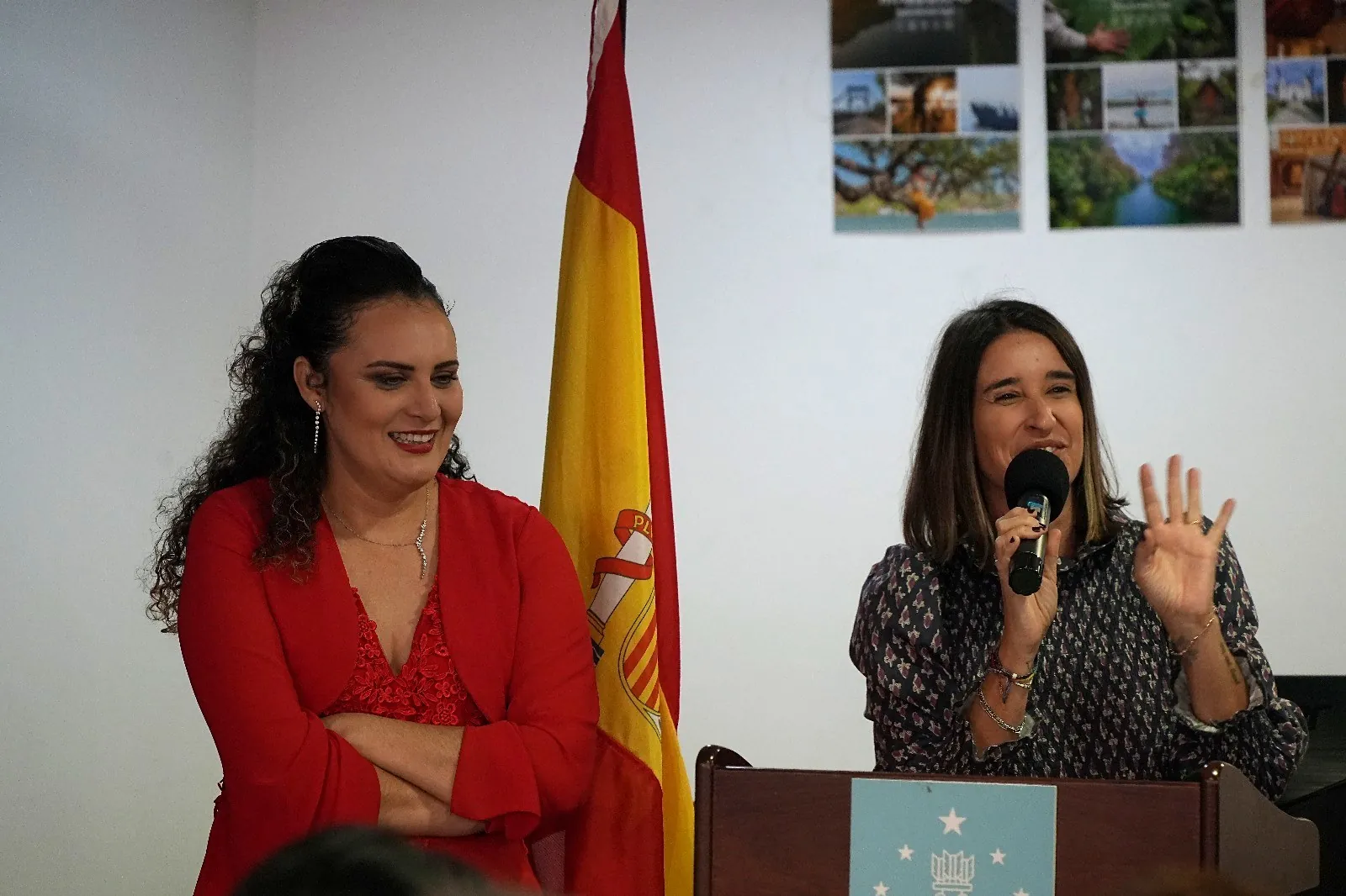 Yadi Villanueva escuchando a una invitada durante el conversatorio en el Consulado de Honduras