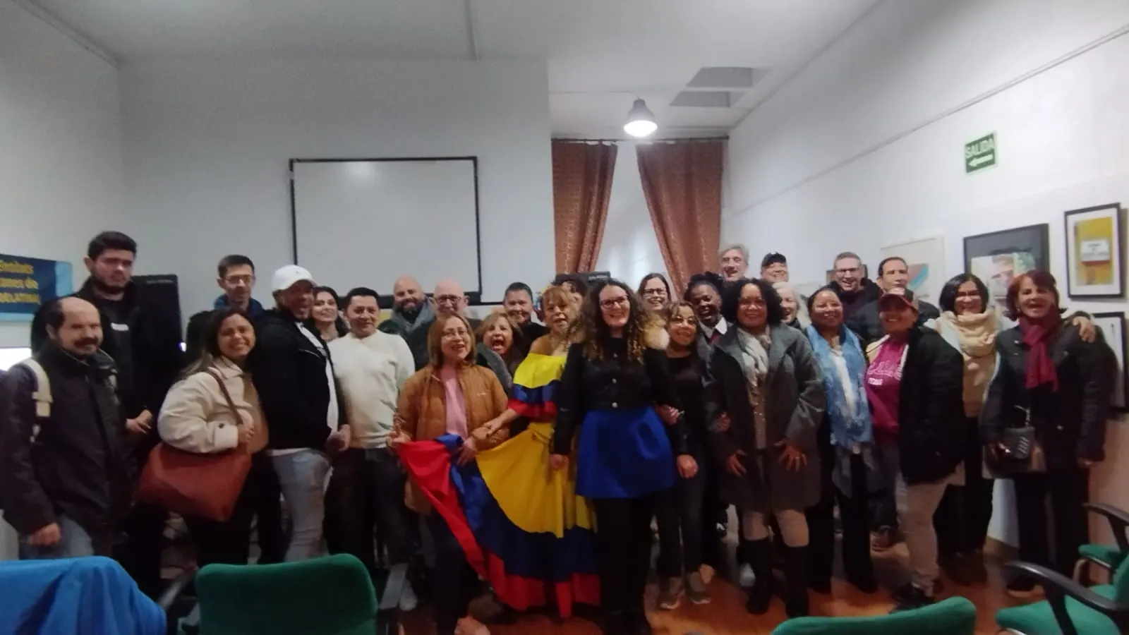 Foto de grupo del público asistente a la presentación de Yadi en el Mundo en FEDELATINA, Barcelona