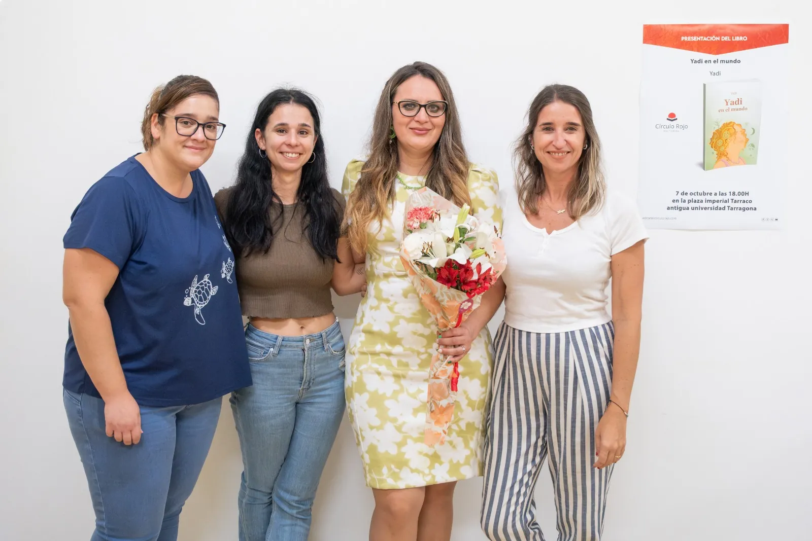 Yadi Villanueva acompañada por asistentes tras la presentación en Tarragona