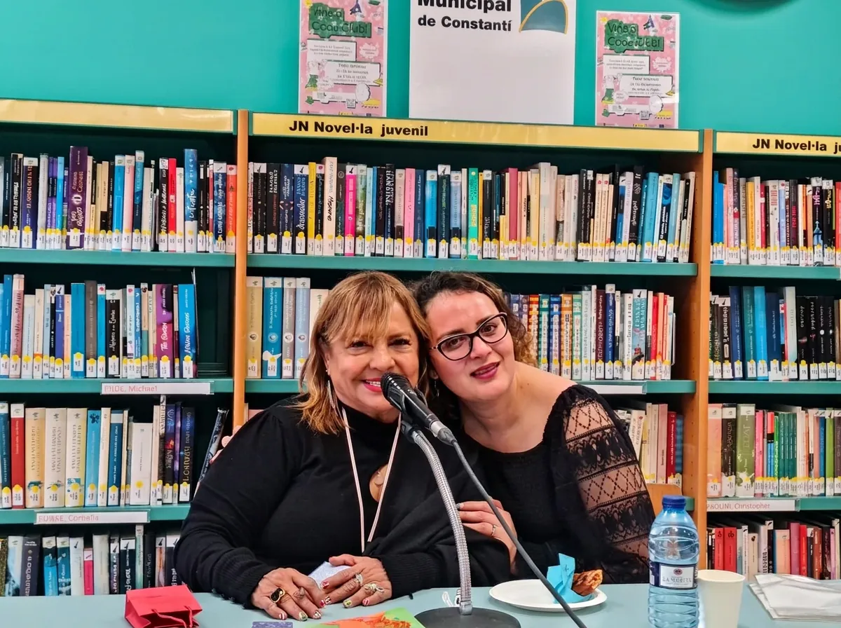 Yadi durante una charla en la biblioteca municipal